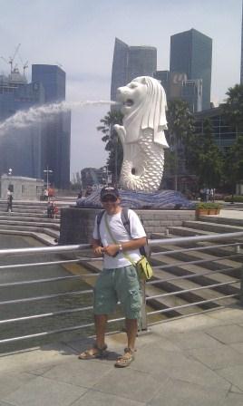 Juan Carlos with Merlion in Singapore