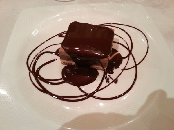 tarta-3-chocolates Three chocolate cake with hot chocolate above