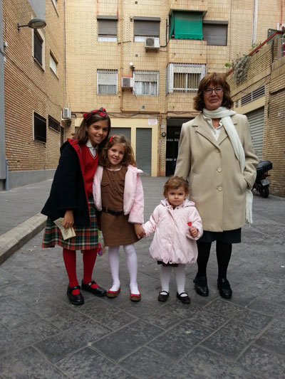 con-Silvia Tras el Concierto. Andrea y Vanesa con su primita Silvia, y su Yaya!